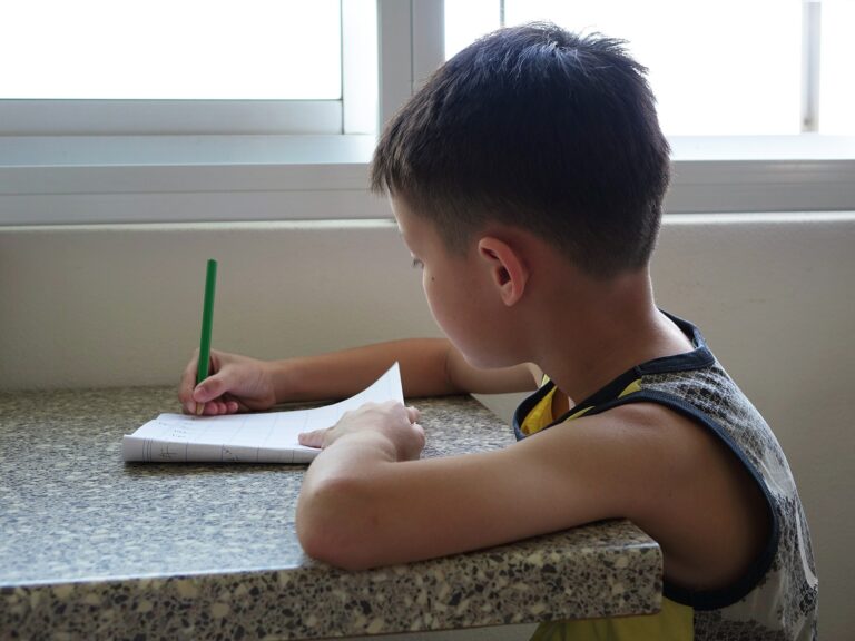 Los alumnos que hacen deberes con sus padres sacan peores notas