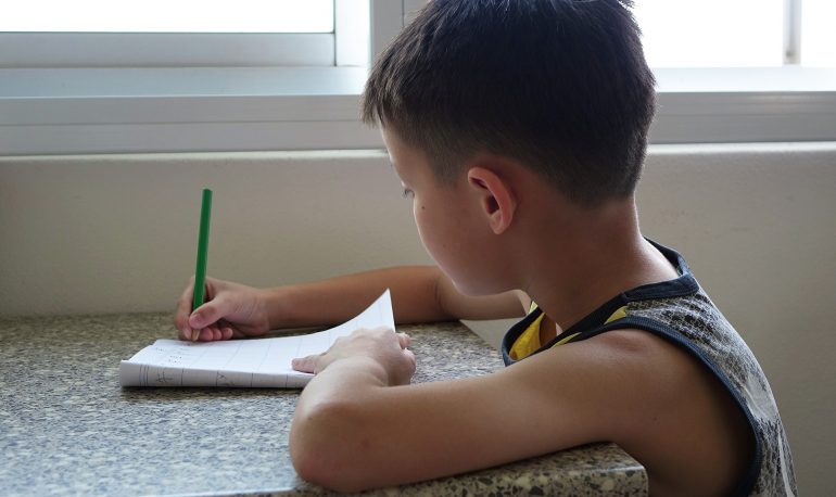 Los alumnos que hacen deberes con sus padres sacan peores notas
