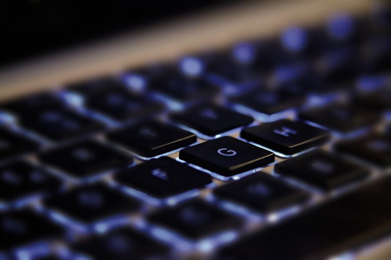 Para sobrevivir a la sociedad digital, mezcla formación online y presencial