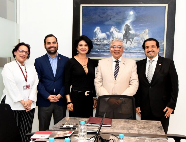 La OMTE firma un convenio con la UEES-ECUADOR