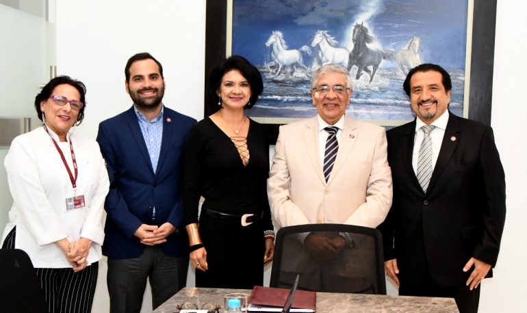 La OMTE firma un convenio con la UEES-ECUADOR