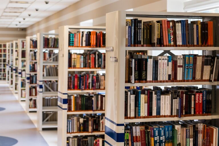 El banco de libros llegará a 58.000 menores el próximo curso, un 16% más