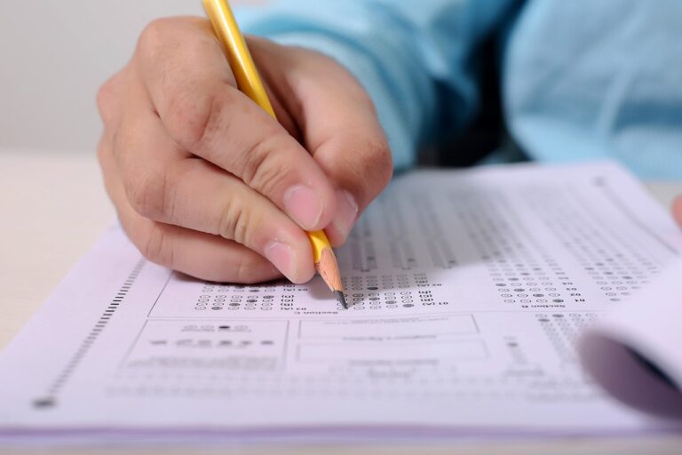 La hora a la que se realizan los exámenes influye sobre las notas de los alumnos