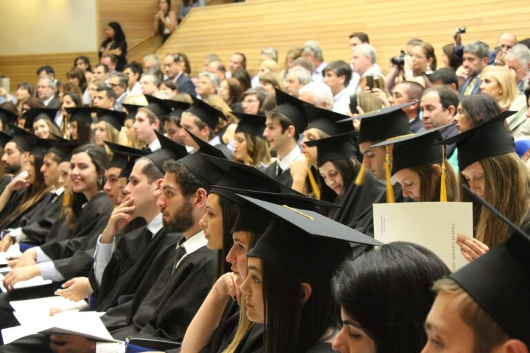 El profesor universitario que ha vuelto al examen tradicional: “Mandar trabajos no sirve porque los alumnos usan ChatGPT”