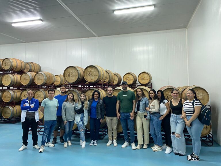 Los alumnos del curso de Operaciones Básicas de Restaurante y Bar visitan Bodegas Ejeanas para conocer el proceso de elaboración del vino