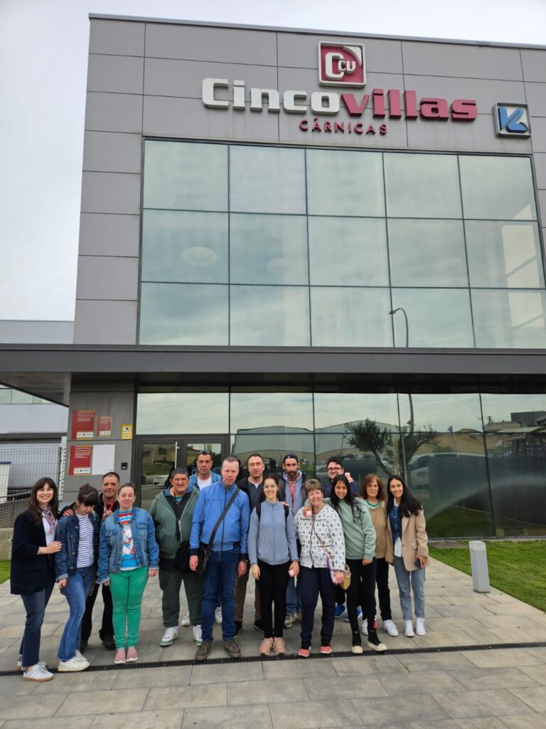 El alumnado del curso de Operaciones Básicas de Cocina de INP Formación visita las instalaciones de Cárnicas Cinco Villas