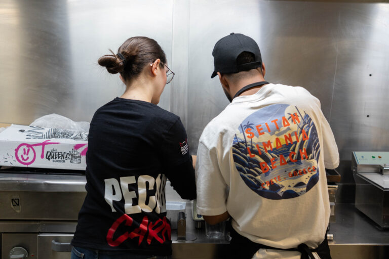 El alumnado del curso de Operaciones Básicas de Cocina de INP Formación recibe la visita formativa de Pecado Carnal
