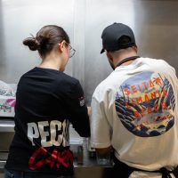 El alumnado del curso de Operaciones Básicas de Cocina de INP Formación recibe la visita formativa de Pecado Carnal